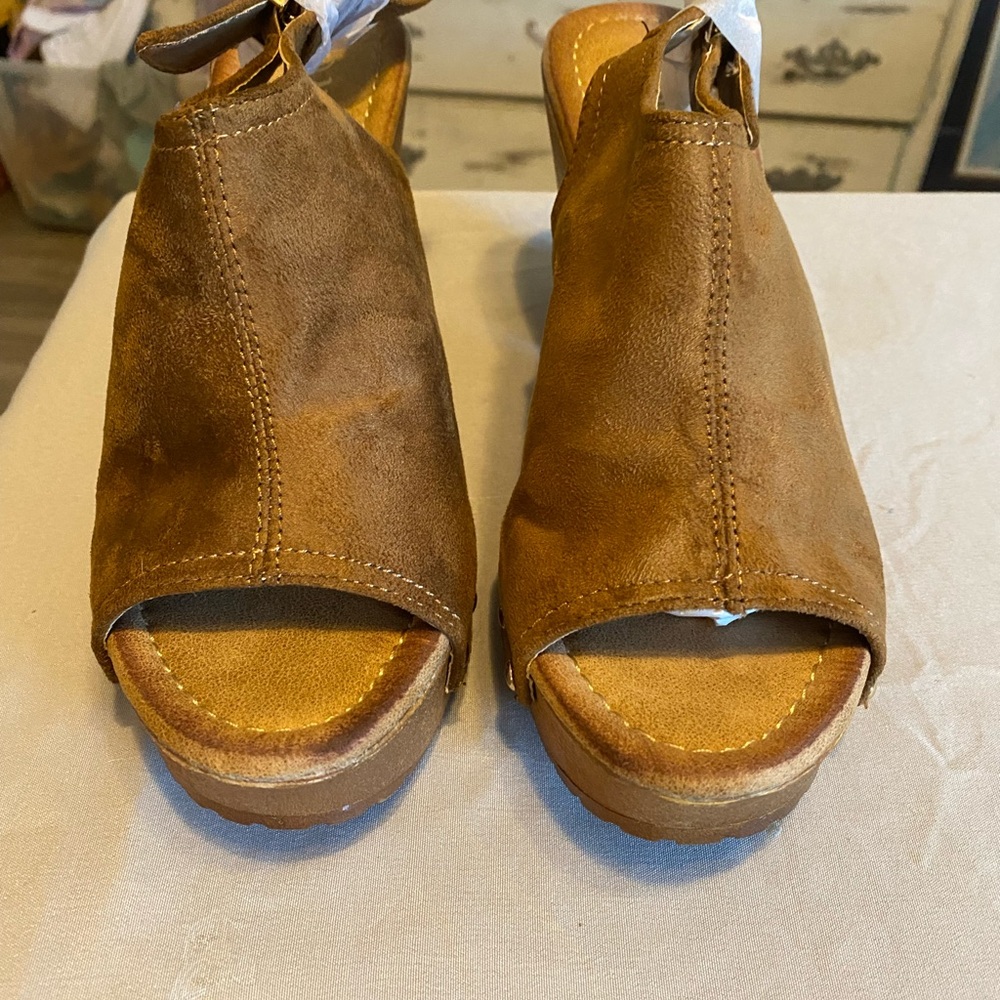 Nature Breeze Women’s Size7.5 Brown Faux Suede Peep Toe Wedge Sandals NWT
